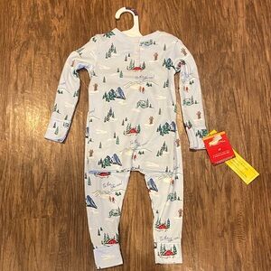 Kids' Mountain Print Pajama Set new with tags